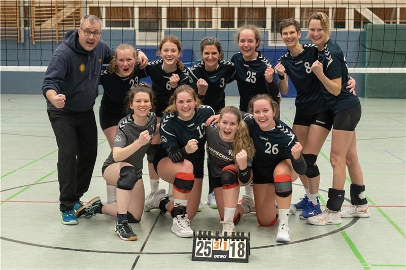 Allein unter Deutschlands Volleyball-Elite: Sie haben keine Angst vor Klatschen Gute Stimmung vor der Fahrt nach Dresden. Dort stellt sich die VSG Altes Land deutlich erfahreneren Gegnerinnen. Foto: Jens Knäpel
