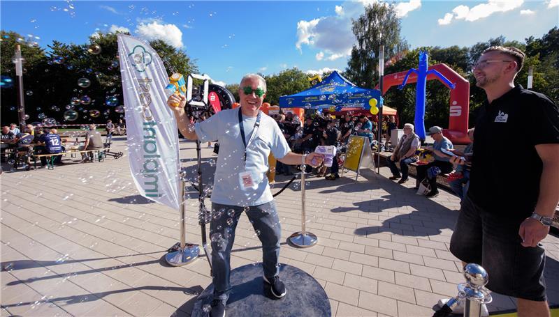 Gute Stimmung vor der Halle.