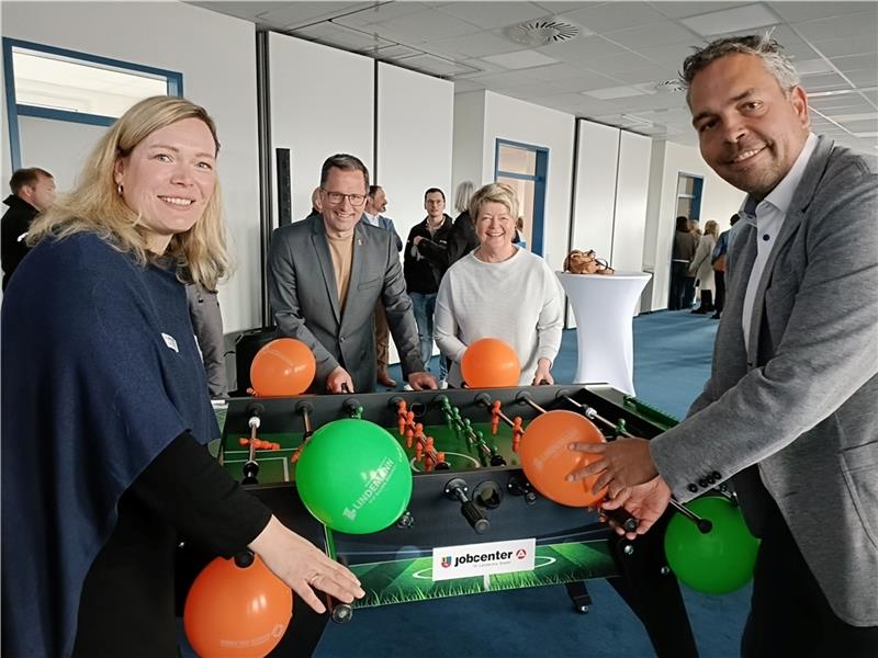 Startschuss im neuen Haus: Das bietet jetzt das Jobcenter in Stade Gute Teamarbeit: Jobcenterchefin Dr. Anja Wode, Landrat Kai Seefried, Arbeitsagentur-Chefin Dagmar Froelich und Lindemann-Geschäftsführer Friedrich Witt. Fotos: Bisping