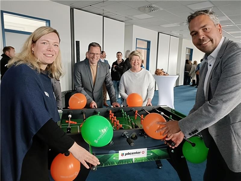 Gute Teamarbeit: Jobcenterchefin Dr. Anja Wode, Landrat Kai Seefried, Arbeitsagentur-Chefin Dagmar Froelich und Lindemann-Geschäftsführer Friedrich Witt. Fotos: Bisping