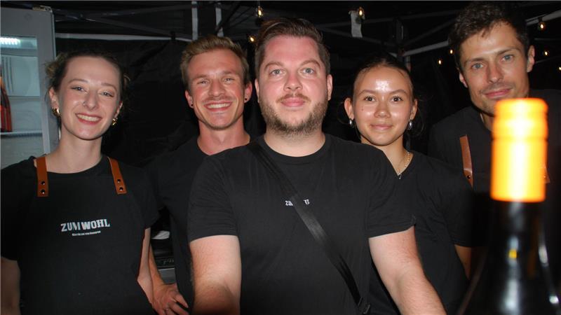 Gute Vibes beim Wine-Festival: Marius Röske (Mitte) und sein Team von der Weinhandlung „Zum Wohl“.