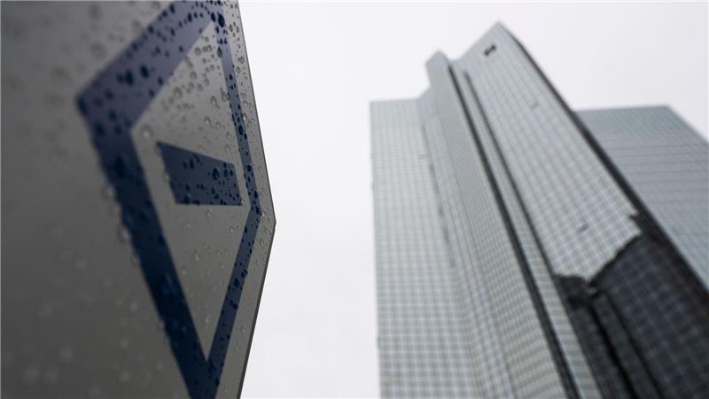 Deutsche Bank: Rekordgewinn und Aufklärung nach Razzia Gute Zahlen, aber erneut Ärger mit der Justiz: Deutsche Bank zieht Bilanz.
