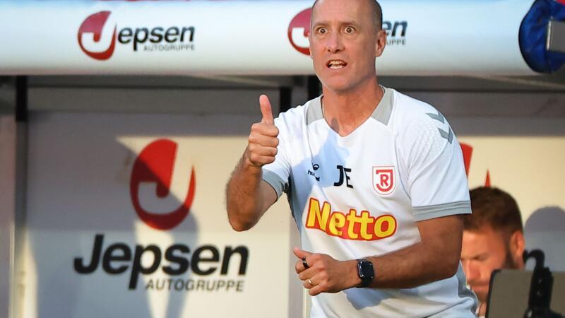 SSV Ulm verliert vor Pokal-Highlight gegen FC Bayern Gute gemacht Jungs: Jahn-Coach Joe Enochs am Spielfeldrand.
