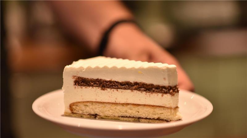 Guten Appetit: Die Löwenzahntorte - aus Frischkäse und zwei Biskuitböden - ist bei den Gästen beliebt.