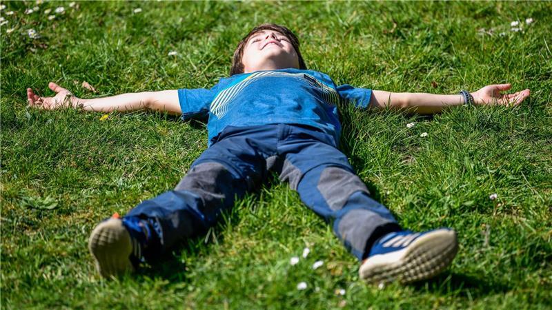 Guter Ausgleich bei Stress: die Sonne genießen und entspannen.