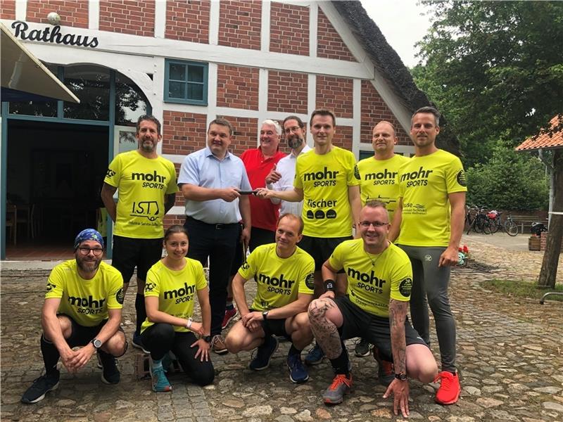 Startschuss zum 24-Stunden-Lauf in Hammah gefallen Guter Dinge vor dem Start: Das Laufteam in Hammah.