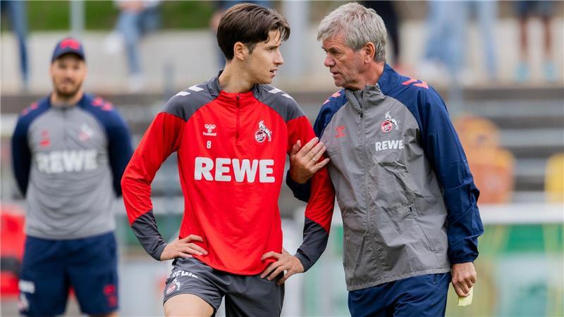 Funkels Mission: Hand auflegen und aufsteigen Guter Draht zu den Spielern: Funkel beim FC-Training.