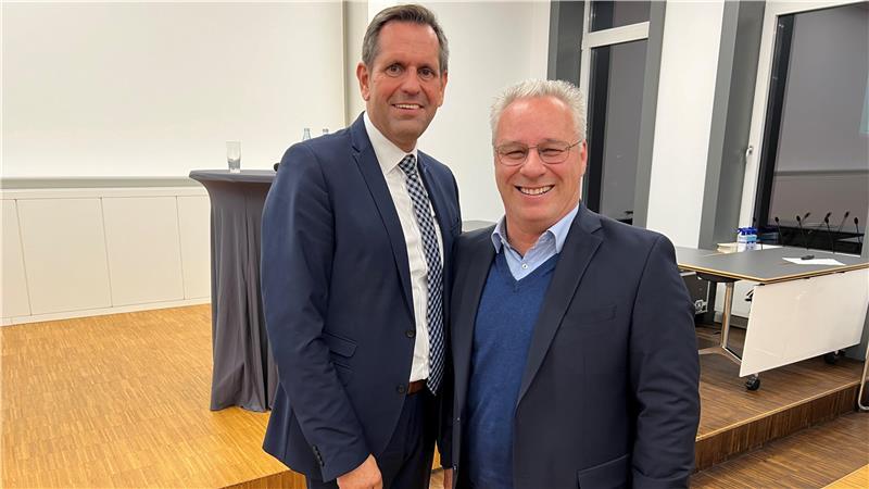 Guter Kontakt: Niedersachsens Ministerpräsident Olaf Lies (links), hier noch als Wirtschaftsminister, und der Koordinator für die Stader Chemie-Industrie, Stephan Engel.