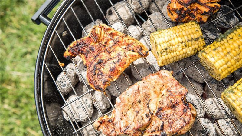 Gutes Fleisch für den Grill? Siegel informieren über Haltung und Qualität.