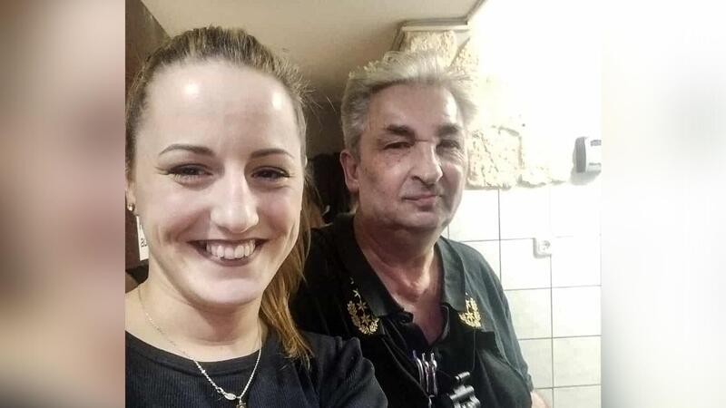 Nach brutalem Raub: Der tragische Tod des Kellners Kosta Fasulas Gutes Team, gute Freunde: Kim-Eileen Kristall hat dieses Bild mit ihrem Kollegen Kosta Fasulas im Restaurant Olympisches Feuer auf Facebook gepostet. Zum Gedenken. Hunderte erschütterte Kommentare zeigen, wie beliebt der Grieche war.