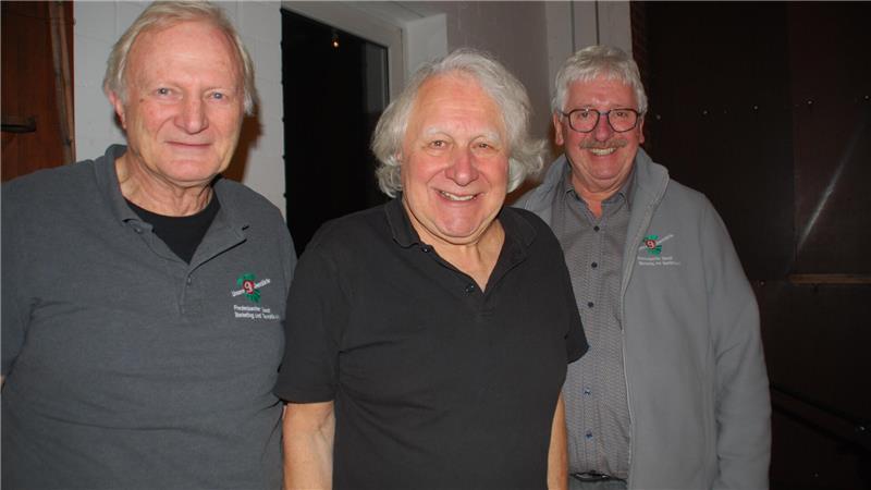 Gutgelauntes Trio in Deinste: Peter Urban (Mitte) mit Uli Koch (links) und Frank Havemann vom Verein Geest Marketing und Touristik.