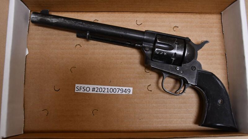 Strafmaß für verurteilte „Rust“-Waffenmeisterin im April Gutierrez-Reed hatte den Revolver geladen, der dann Baldwin gereicht wurde.