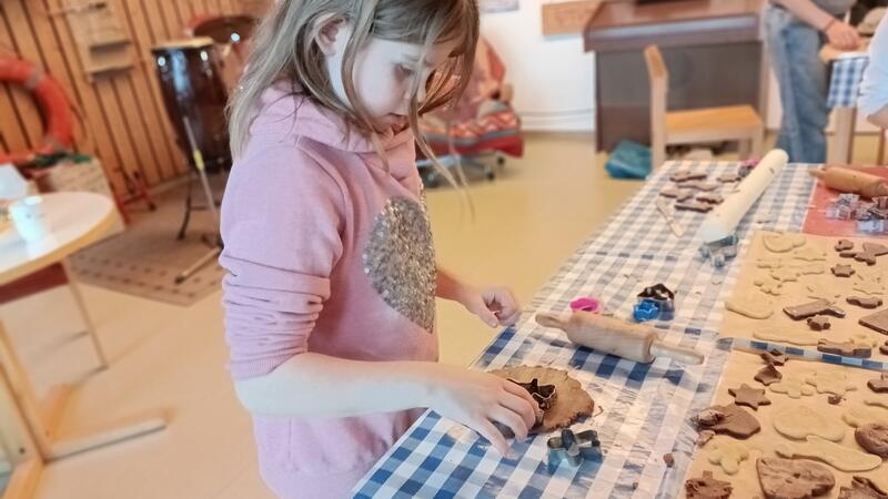 Gwendolen sticht Plätzchen aus. Auch die werden später an Seeleute verteilt.