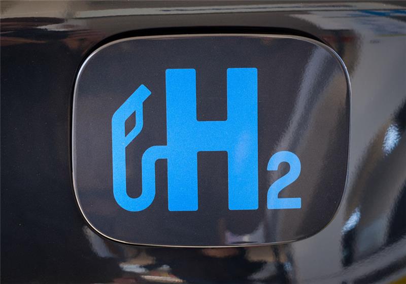 "H2" steht bei der Eröffnung einer Wasserstofftankstelle auf einer Tankklappe. Foto: Ole Spata/dpa