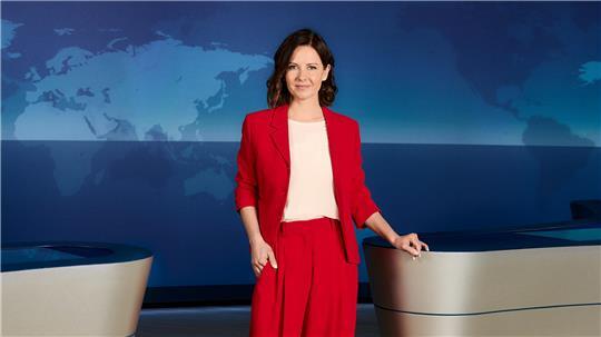 HANDOUT - 14.04.2025, Hamburg: Die neue 20-Uhr-"Tagesschau"-Sprecherin Romy Hiller steht im Studio. Foto: Hendrik Lüders/NDR/dpa - ACHTUNG: Nur zur redaktionellen Verwendung im Zusammenhang mit der aktuellen Berichterstattung und nur mit vollständiger Nennung des vorstehenden Credits +++ dpa-Bildfunk +++