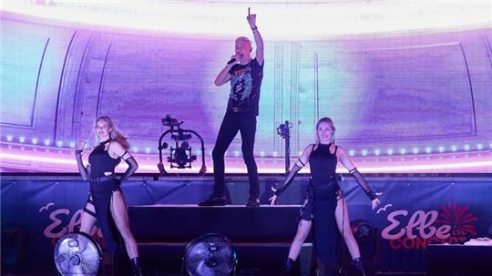 H.P. Baxxter (M), Frontman der Hamburger Techno-Band „Scooter“, und Tänzerinnen stehen auf der Elbe.