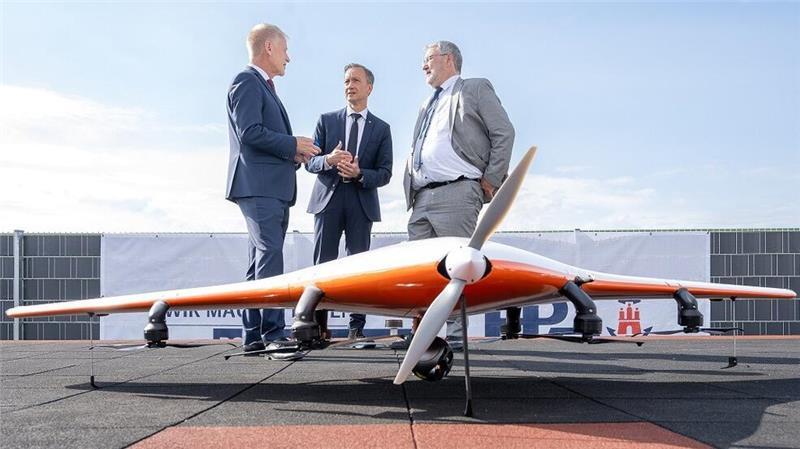 HPA-Geschäftsführer Jens Meier, Hamburgs Polizeipräsident Falk Schnabel und Andreas Richter, Abteilungsleiter Innovation und Cluster bei der Behörde für Wirtschaft und Innovation, vor der Senkrechtstarter-Drohne (von links).