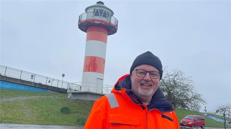 HPA-Versuchsleiter Gernot Steenblock nach dem Testflug am Lühe-Anleger.