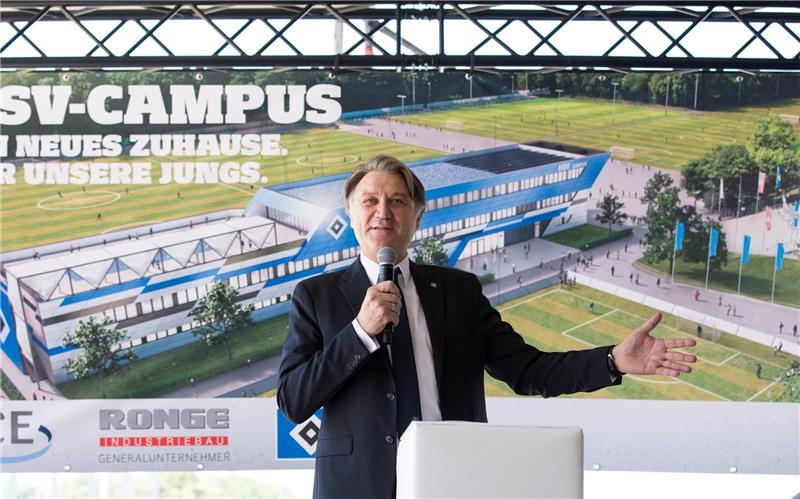 HSV-Chef Dietmar Beiersdorfer stellt beim Richtfest den Gästen das Nachwuchsleistungszentrums des Hamburger SV vor. Foto Charisius/dpa