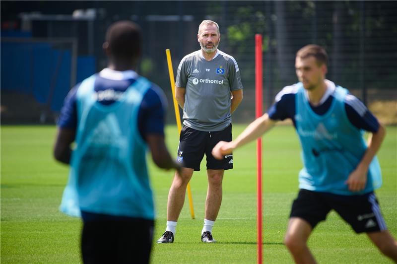 HSV-Cheftrainer Tim Walter (Mitte) beim Training. Foto: Gregor Fischer/dpa