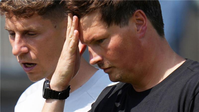 HSV entgeht nur knapp historischer Pleite - Pauli siegt im Elfmeterschießen HSV-Coach Merlin Polzin (r.) ratlos in Pirmasens