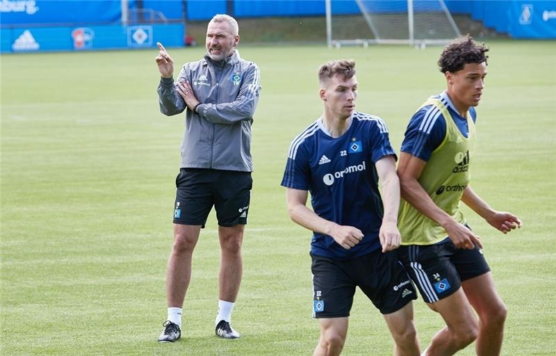HSV-Coach Tim Walter (links) bat am Sonntag gleich wieder zum Training im Volkspark. Foto: Georg Wendt/dpa