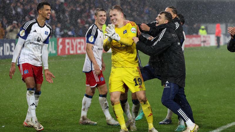 HSV-Ersatzkeeper Matheo Raab (Mitte) war der Held des Abends und rückt jetzt wieder ins zweite Glied.
