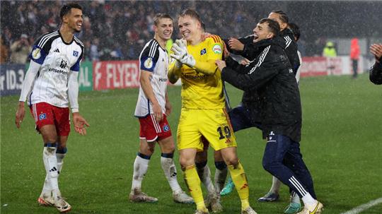 HSV-Ersatzkeeper Matheo Raab (Mitte) war der Held des Abends und rückt jetzt wieder ins zweite Glied.