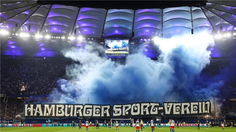 „Nicht gereicht“: St. Pauli zeigt HSV im Derby Grenzen auf HSV-Fans feiern ihre Mannschaft mit Phyrotechnik und Leuchtfackeln zu Beginn der zweiten Halbzeit.