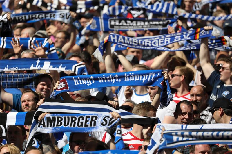 HSV-Fans feuern ihre Mannschaft an. Foto: Christian Charisius/dpa