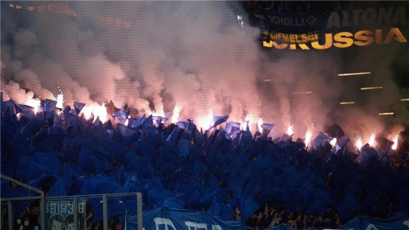 HSV-Fans hatten während des Spiels bei Borussia Dortmund viel Pyrotechnik abgebrannt. (Archivbild)