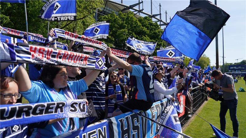 HSV-Fans jubeln vor Spielbeginn ihrer Mannschaft zu.