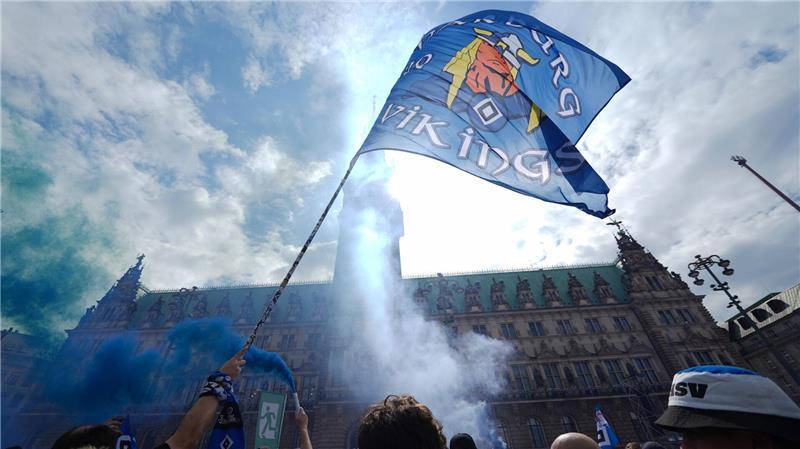 Aufstiegsparty: HSV verwandelt Innenstadt in Partymeile HSV-Fans stehen auf dem Rathausmarkt vor dem Hamburger Rathaus und feiern ihren Club.