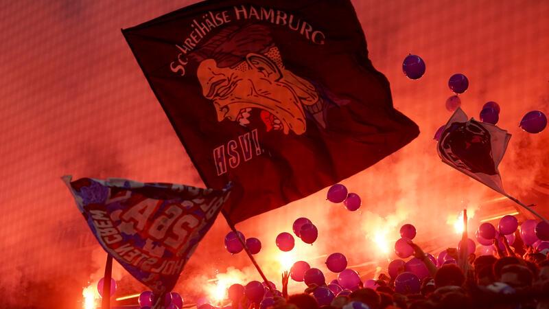 HSV-Fans zünden Pyrotechnik. 