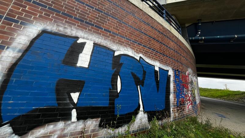 Schwarz-weiß-blaue Plage: HSV-Schmierereien überall im Kreis Stade HSV-Graffiti an der A-26-Brücke über die Este bei Buxtehude.