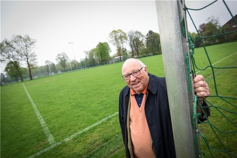 Vor über 70 Jahren kickte Uwe Seeler hier die ersten Bälle HSV-Idol Uwe Seeler auf dem legendären Platz 2 in Langenhorn, den durfte damals nur die HSV-Elite bespielen. Hier hat er bereits als Jugendlicher unter Trainer Günter Mahlmann gekickt. Foto: Stephan Pflug