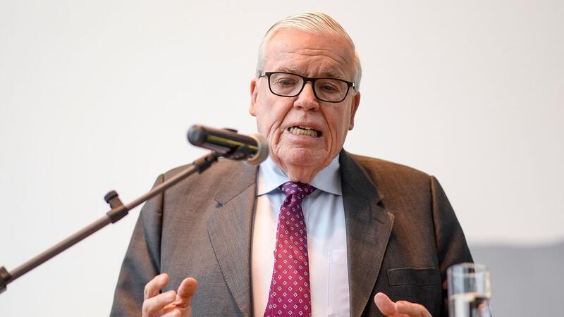 Bericht: Kühne will 7,5 Prozent seiner HSV-Anteile verkaufen HSV-Investor Klaus-Michael Kühne will offenbar Anteile an dem Fußball-Bundesligisten HSV verkaufen.