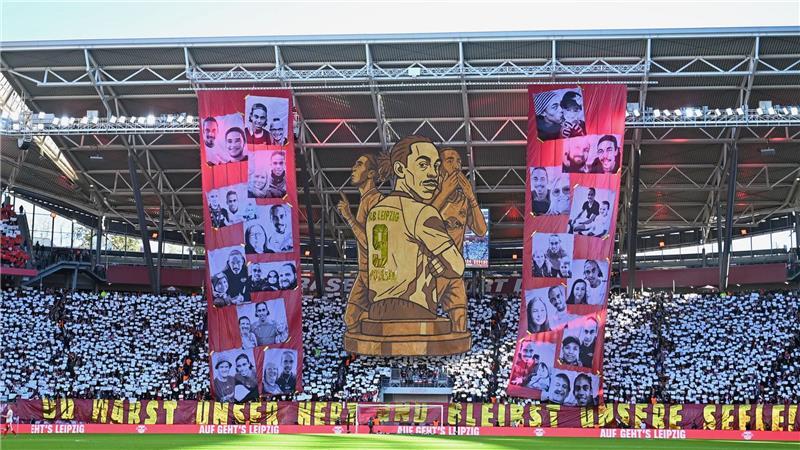 HSV mit engagiertem Auftritt in Leipzig - Riesige Choreo für Poulsen HSV-Kapitän Yussuf Poulsen wird bei RB Leipzig als Rekordspieler verabschiedet. Die Leipziger Fans widmeten dem Dänen eine große Choreografie.
