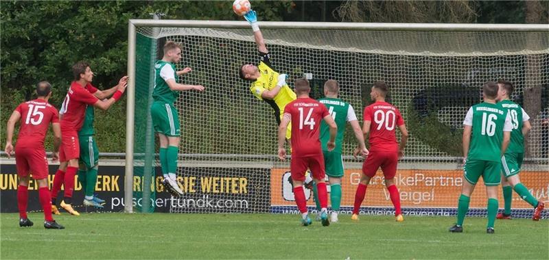 Heeslinger SC verliert seinen Stammtorwart HSV-Keeper Arne Exner in Aktion. Foto: Demmer