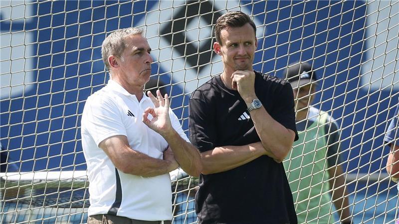 HSV-Frühstart in der Hitze: Zurückgekehrt, um zu bleiben HSV-Macher im Hintergrund: Sportvorstand Stefan Kuntz (l) und Sportdirektor Claus Costa.