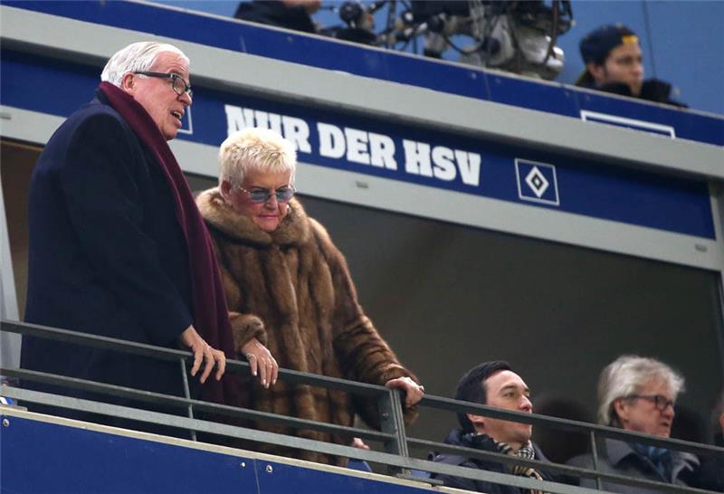 HSV-Mäzen Klaus-Michael Kühne und seine Frau Christine verfolgen am 20. November 2015 im Volksparkstadion in Hamburg das Spiel Hamburger SV - Borussia Dortmund. Foto: Charisius/dpa/Archiv
