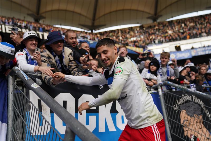HSV-Schock: Ludovit Reis dick bandagiert auf Fan-Fest HSV-Mittelfeldantreiber Ludovit Reis verletzte sich an der Schulter und muss ins MRT. Archivfoto: dpa