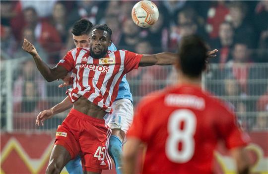 HSV-Neuzugang Dennis Hadzikadunic (hinten verdeckt) traf mit Malmö FF 2022 im Europapokal bereits auf Union Berlin. Foto: Gora/dpa