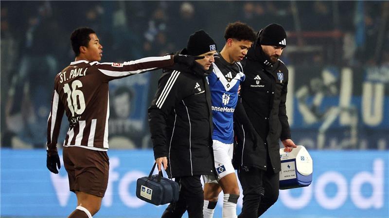 HSV-Profi Alexander Rössing-Lelesiit (2.v.r.) nach seiner Verletzung im Stadtderby.
