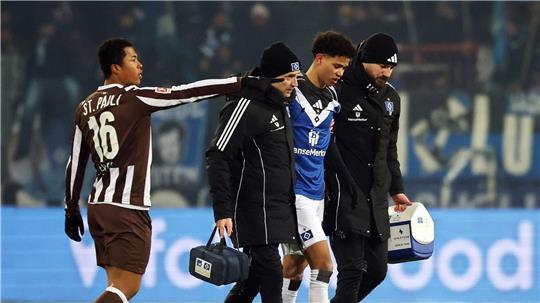 HSV-Profi Alexander Rössing-Lelesiit (2.v.r.) nach seiner Verletzung im Stadtderby. 