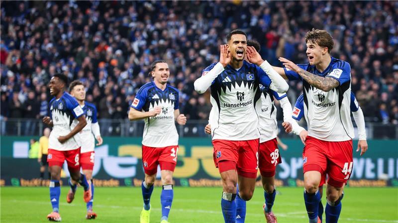 HSV-Profi Robert Glatzel (M) erzielt das 1:0 gegen Stuttgart.
