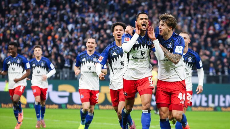 HSV-Profi Robert Glatzel (M) jubelt nach seinem Treffer zum 1:0.