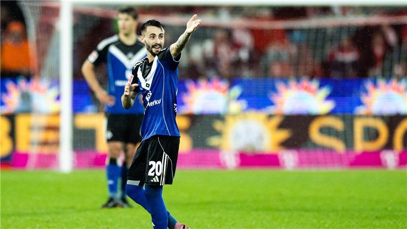HSV-Profio Fabio Vieira zeterte ob seines Platzverweises.