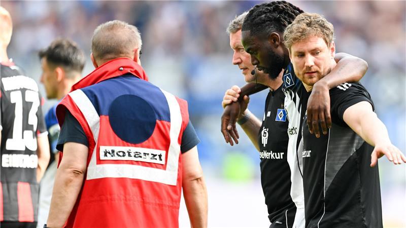 HSV-Spieler Jordan Torunarigha (Mitte) wird nach einem Kopfballduell verletzt ausgewechselt. 