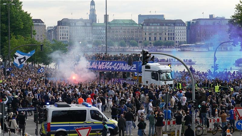 HSV-Spieler feiern mit den Fans.